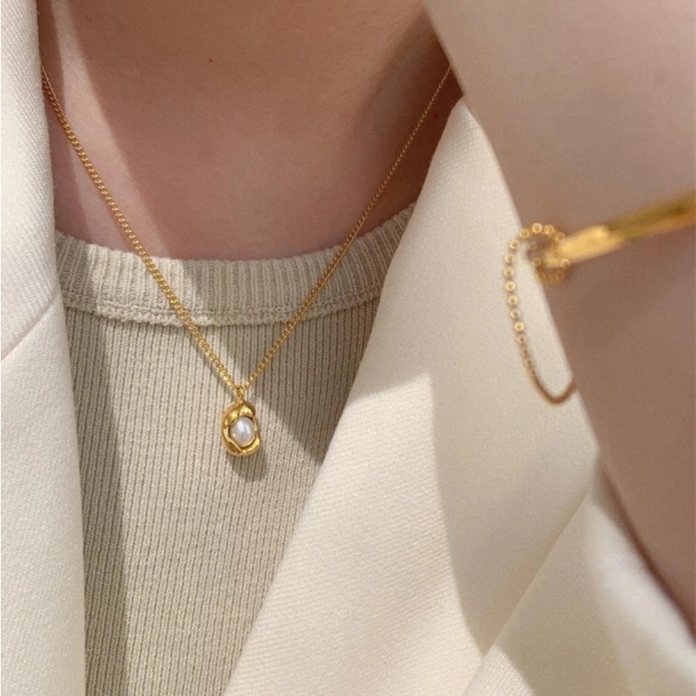 pearl hug pendant